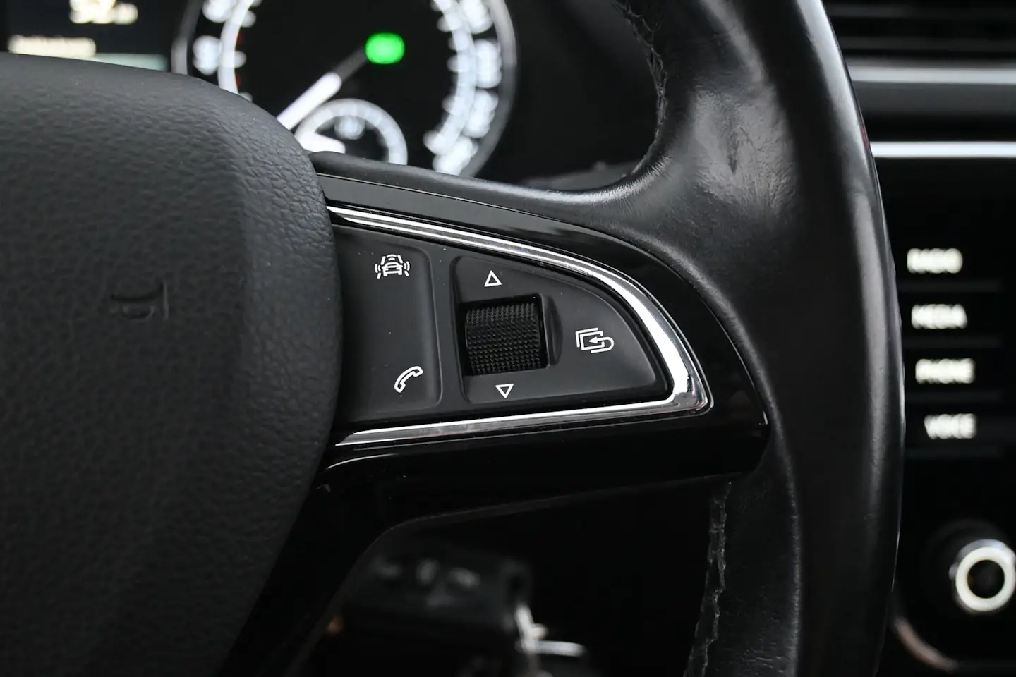 Car Image - 3pMDtqbL1vTjAJqYE414xb