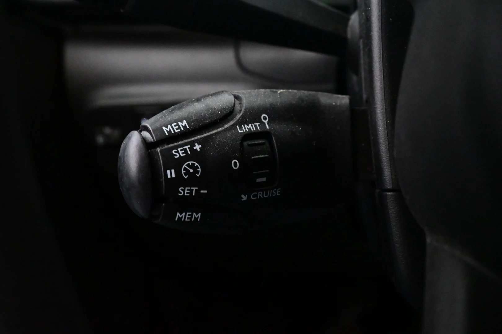 Car Image - 74ENhmoLEev94zwLShDzb1
