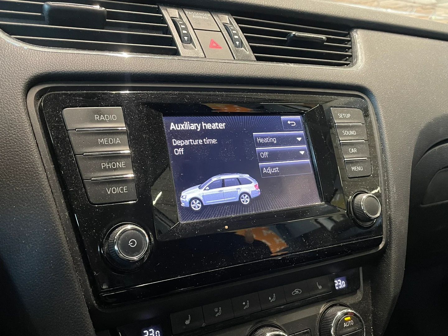 Car Image - 1GebavLqo5kndAcIWuF0C8