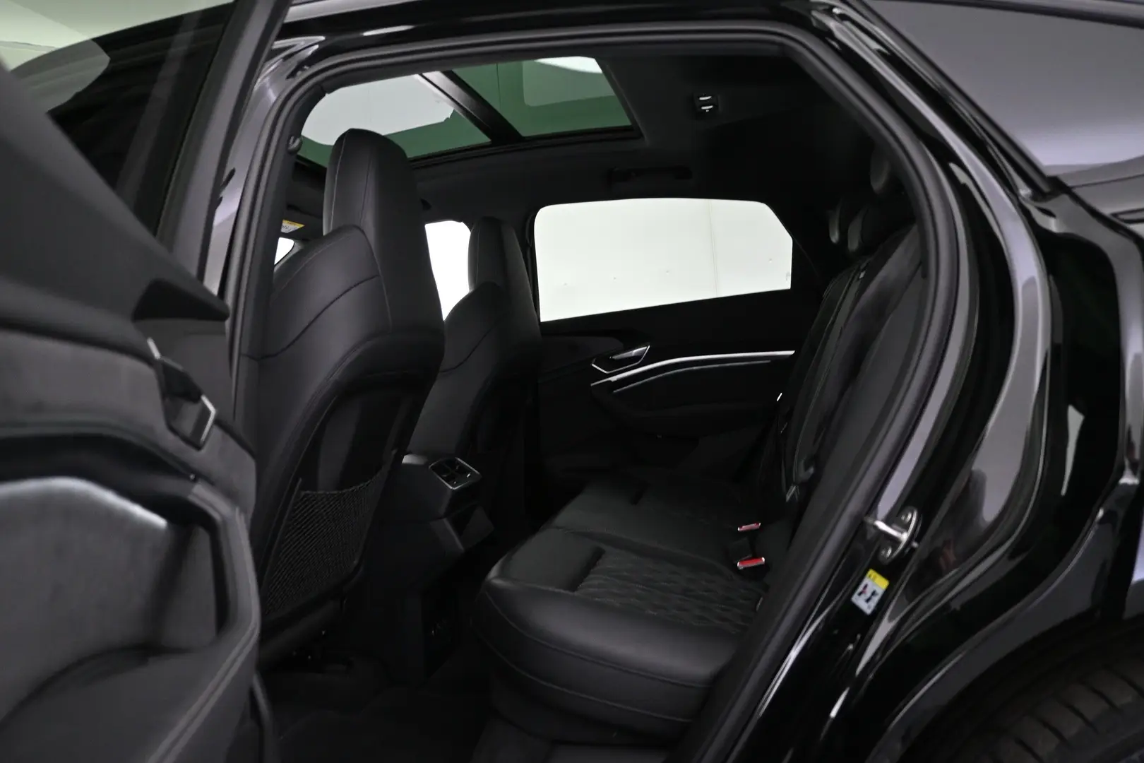 Car Image - 3SeTrWVFpMxFcxx8TpHywU