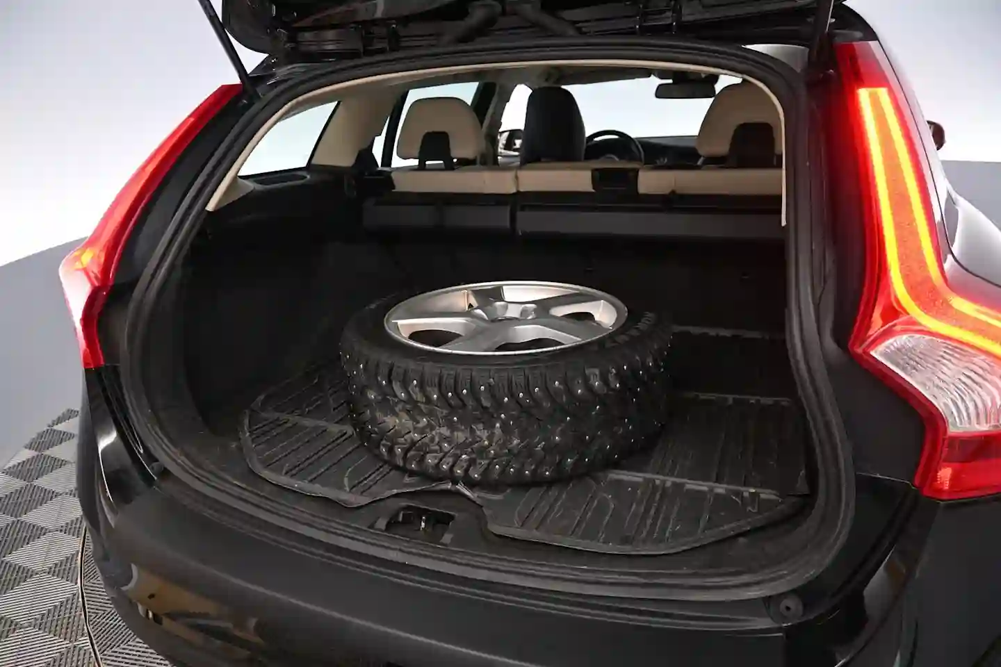 Car Image - 6DjbjsirjHqOL8QjM8KXnV