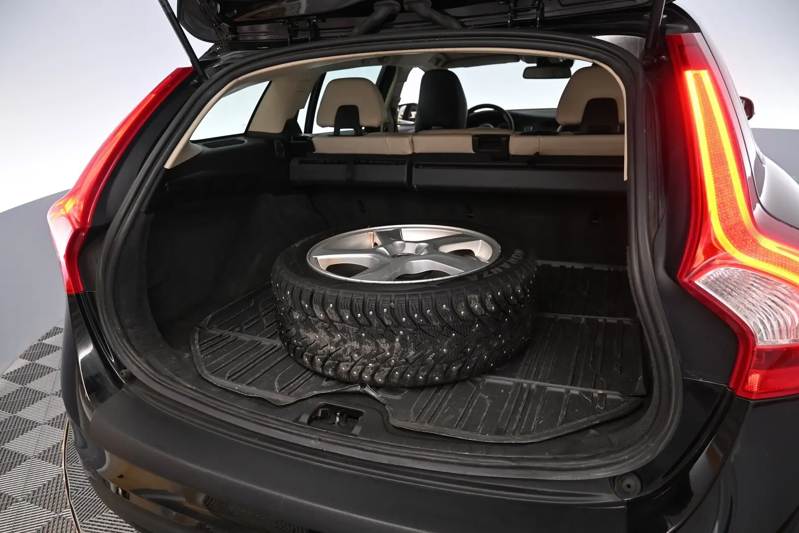 Car Image - 6DjbjsirjHqOL8QjM8KXnV
