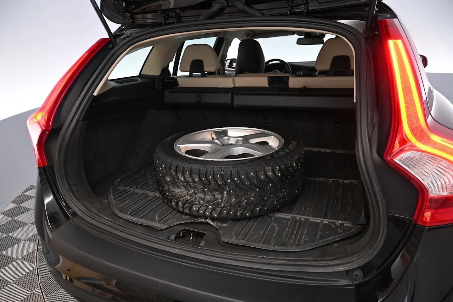 Car Image - 6DjbjsirjHqOL8QjM8KXnV