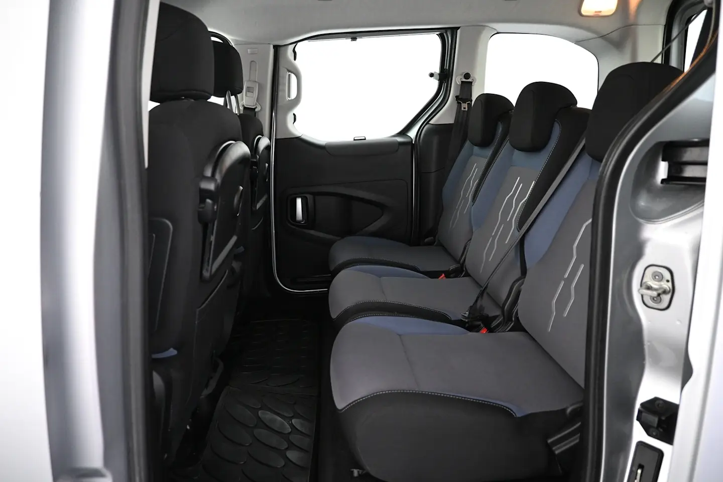 Car Image - 5U3RluQRKlnFv90urh32wt