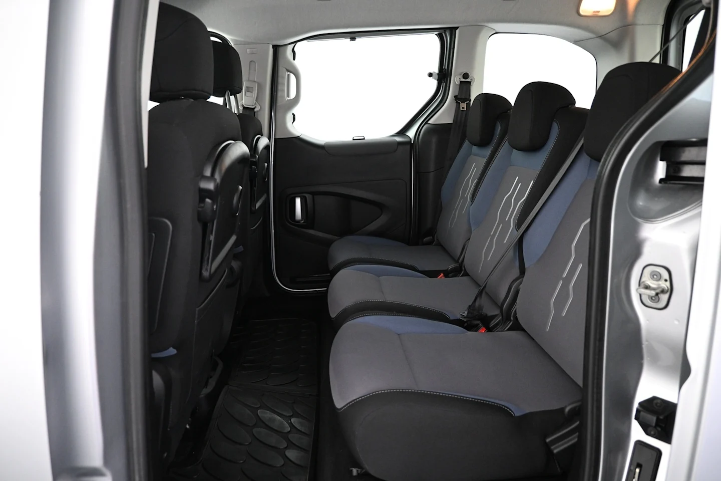 Car Image - 5U3RluQRKlnFv90urh32wt