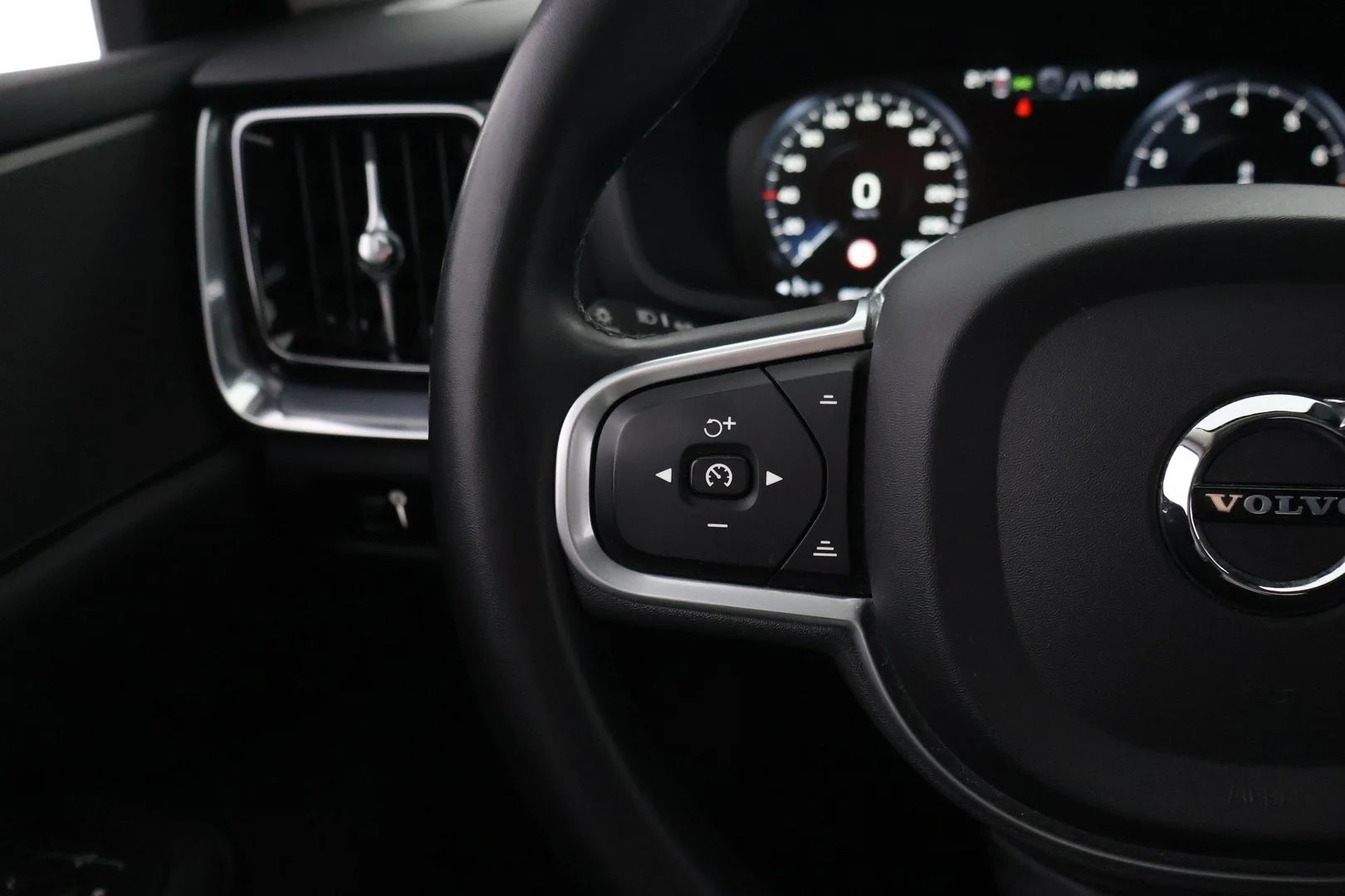 Car Image - 5j2oDqFba5YFigHfmew1f8