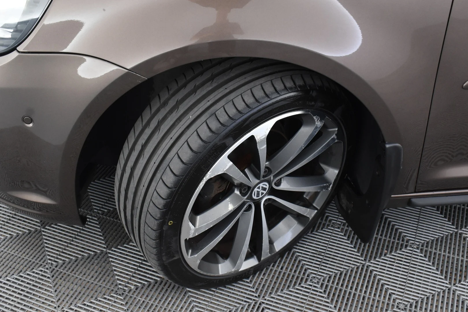 Car Image - 4nSPRrwj5JGnc6v37TbOy4