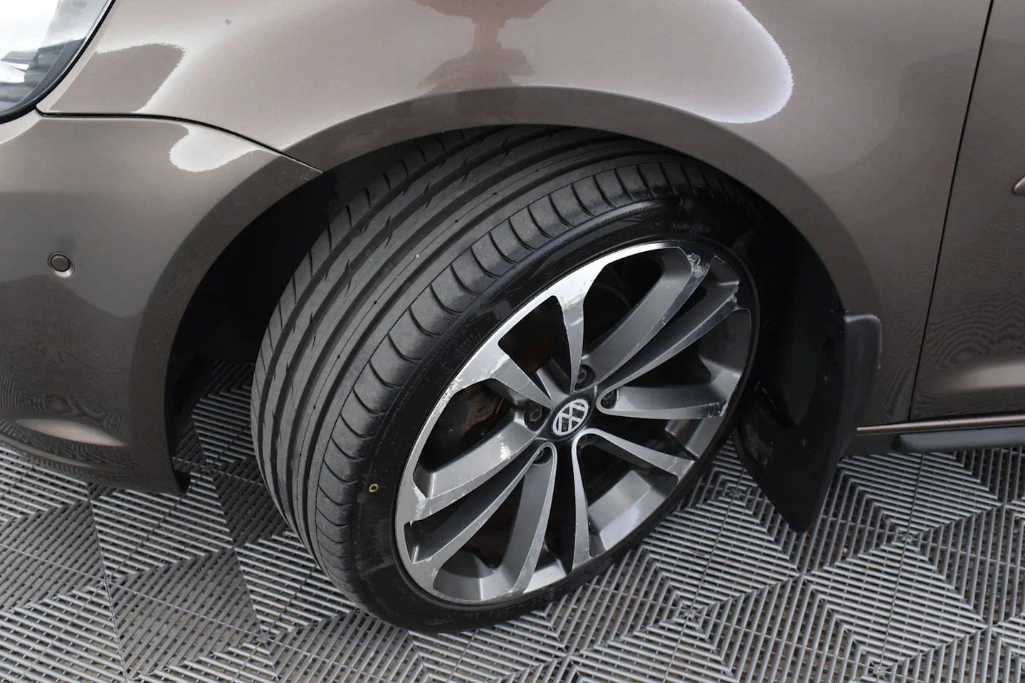 Car Image - 4nSPRrwj5JGnc6v37TbOy4