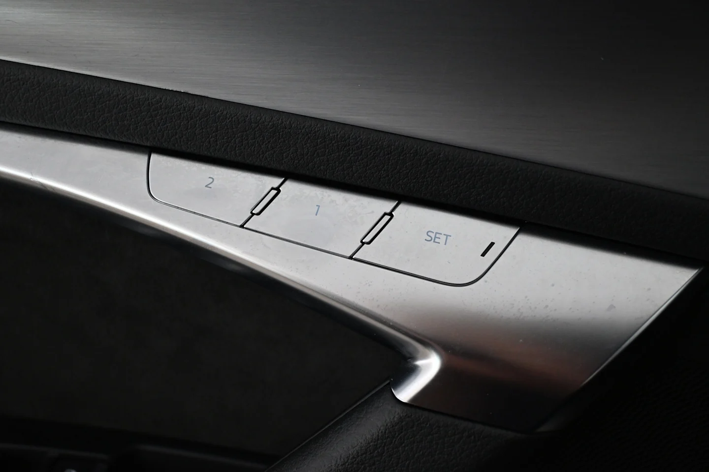 Car Image - DQGC945X4wOgbmkW1apdb