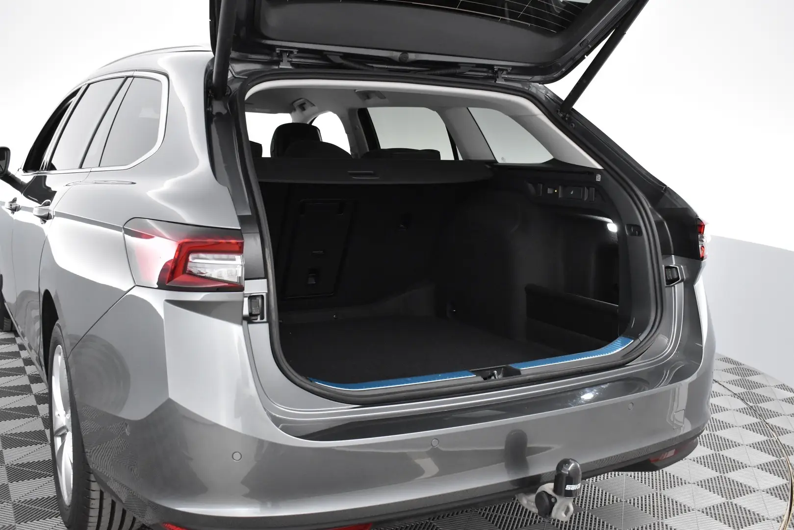 Car Image - 0qBrli8TODFW1pbNwGLnq