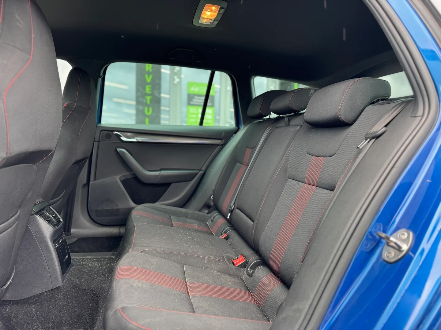 Car Image - 3LoC5xU975nSbJYuhb8rfD