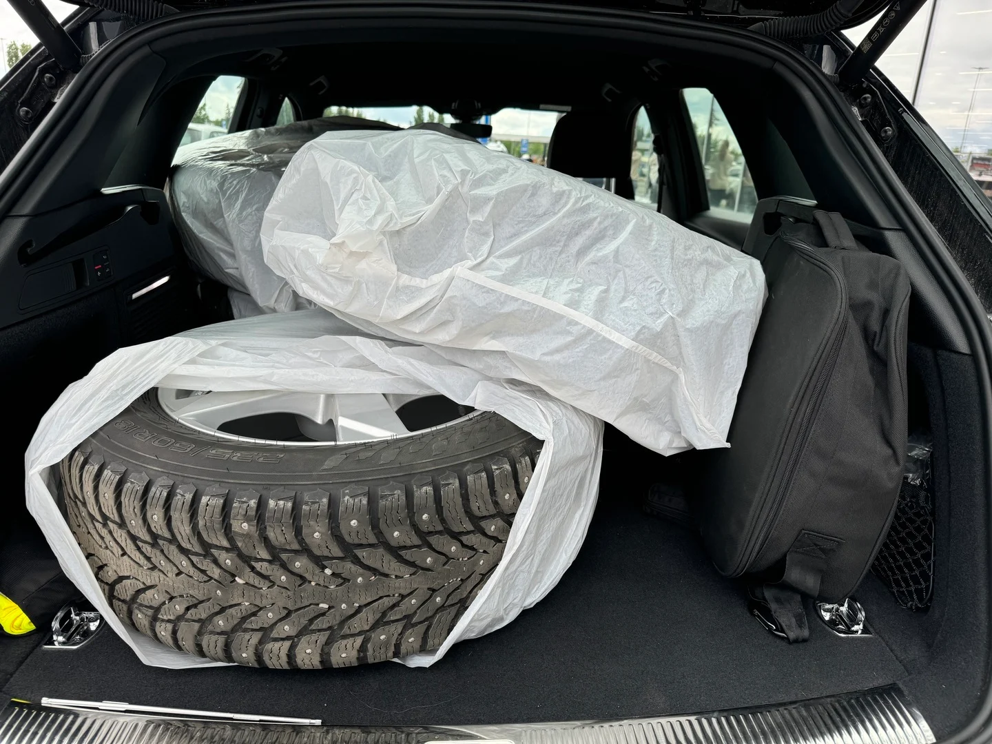 Car Image - 4LrhCw6ytbHGItGXptBhhN
