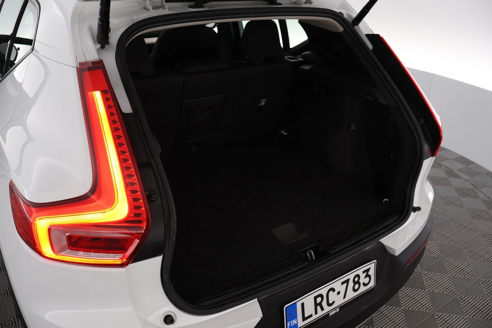 Car Image - 40dtQzLDzg7l5wRealjv08