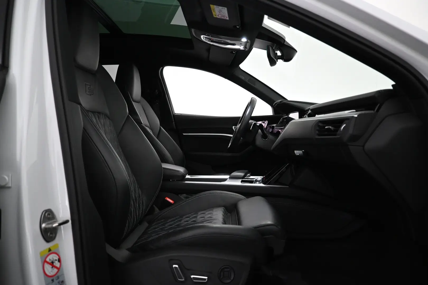 Car Image - 7yfc8LcSsQGGREM6YViXar