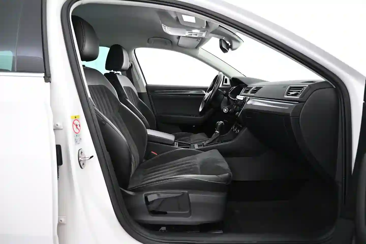 Car Image - 1hTWXRO9i0JH1CttTJJFt3
