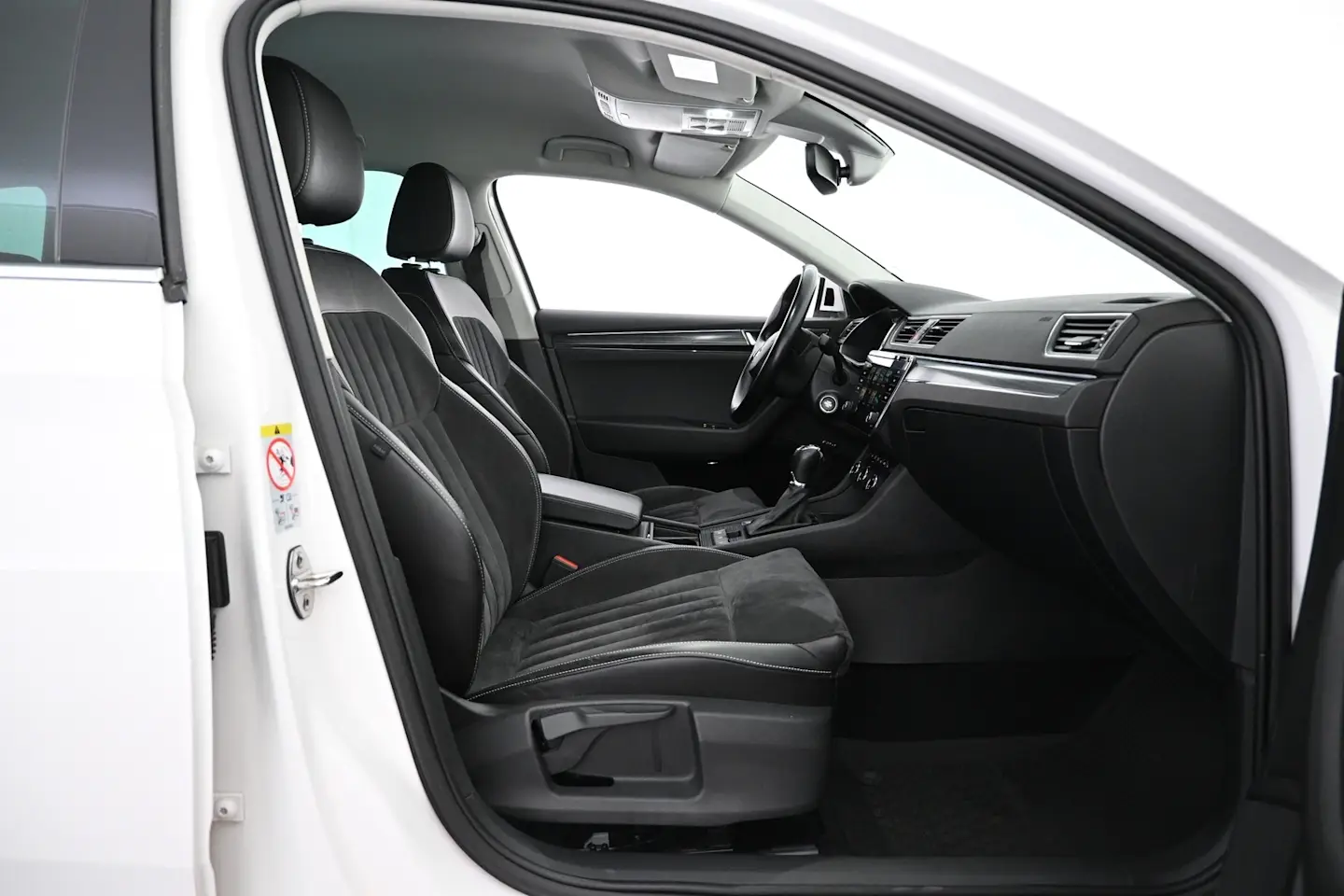 Car Image - 1hTWXRO9i0JH1CttTJJFt3