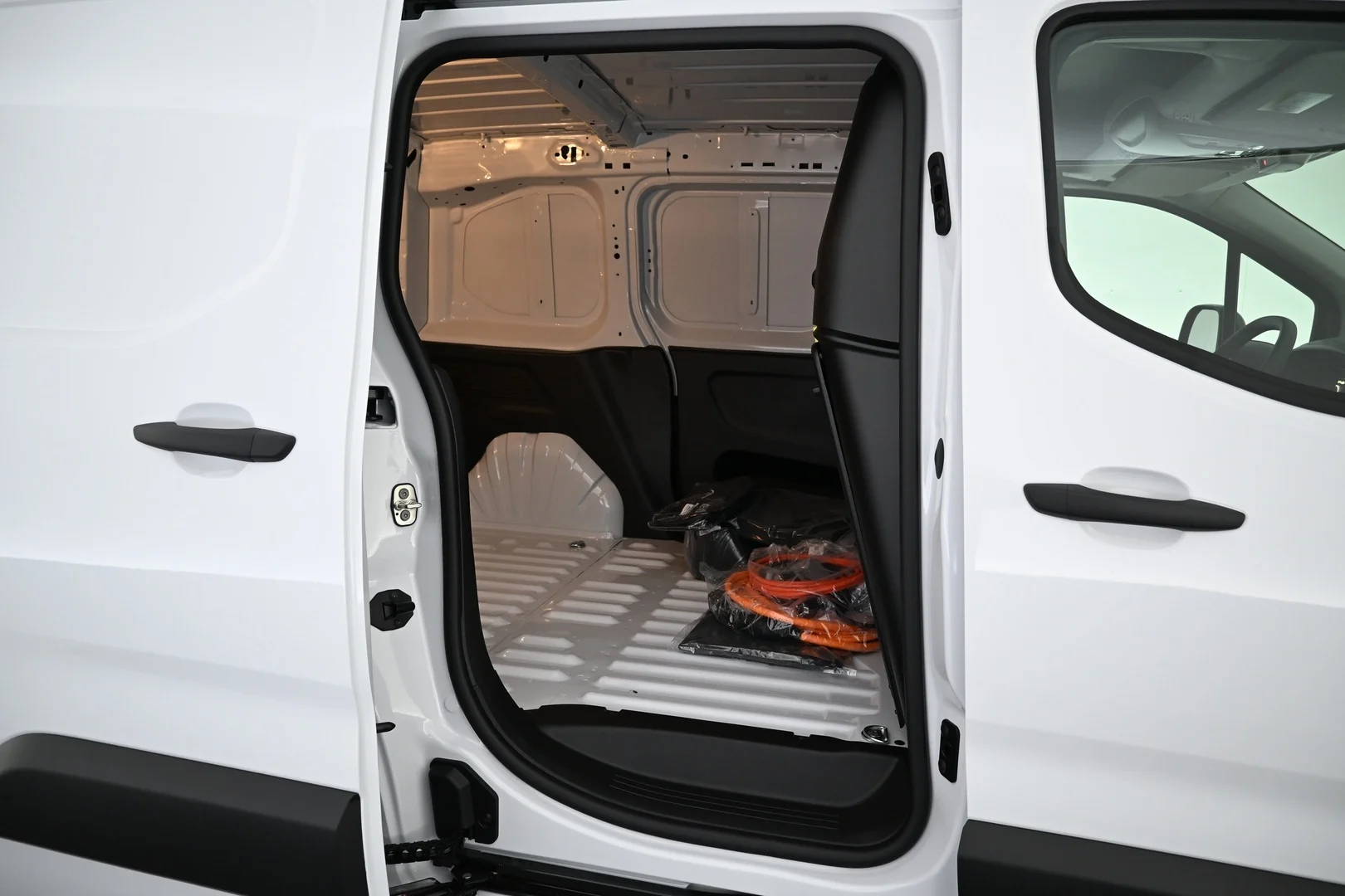 Car Image - 4n1MYXI0Cdi29kFtI2dAyI