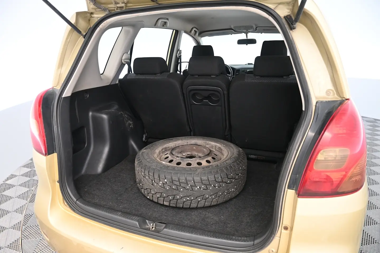 Car Image - 3z5XIPdRKdSnTrwzjjnVur