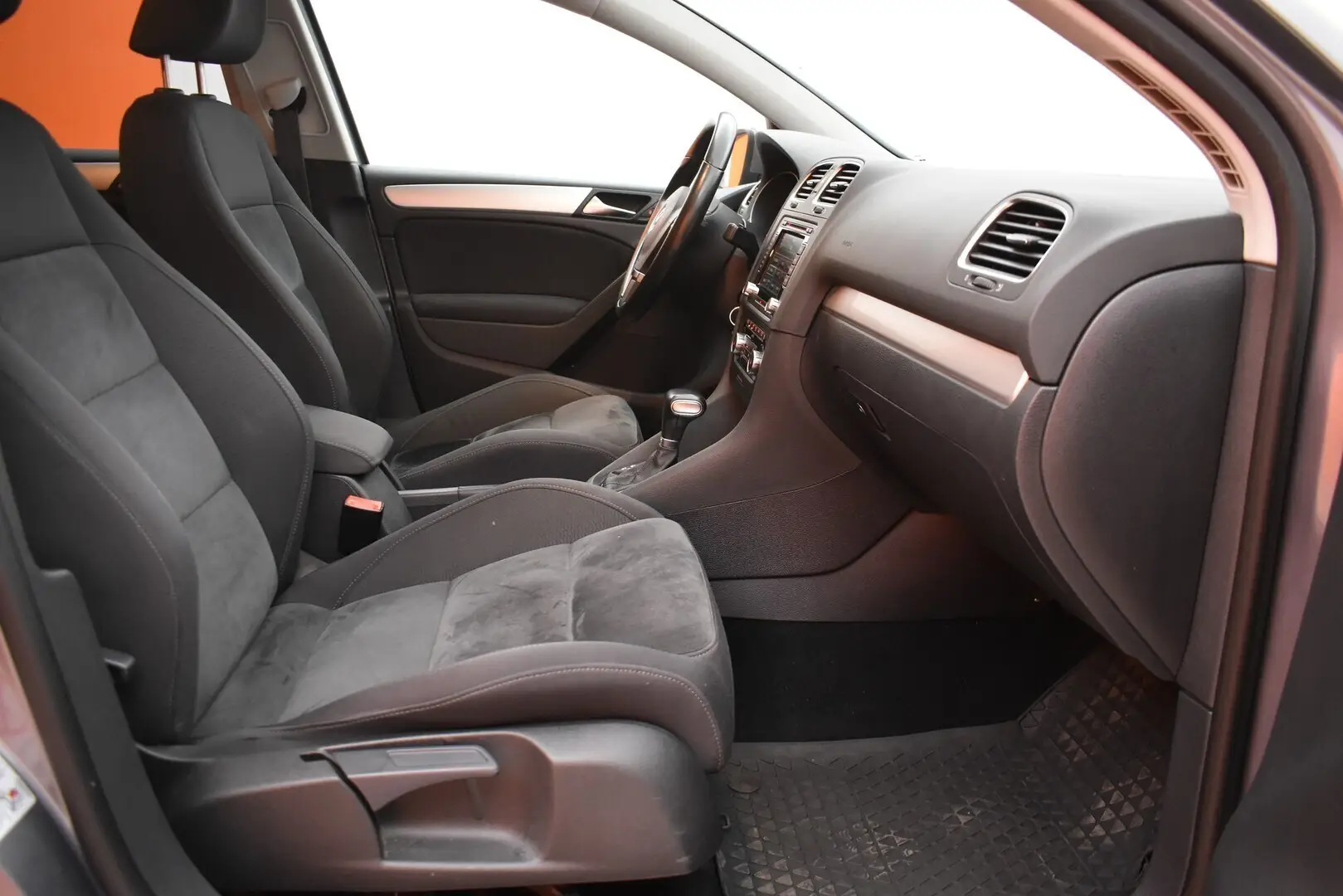 Car Image - 1RHrr6IdQq6AT0oHzhn2os