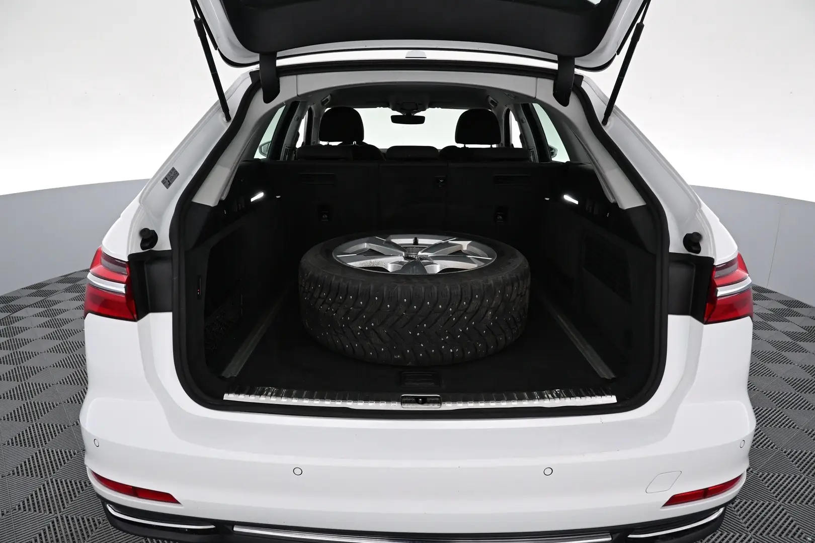 Car Image - 2r57qXFoYyWgg0YBD5Njco