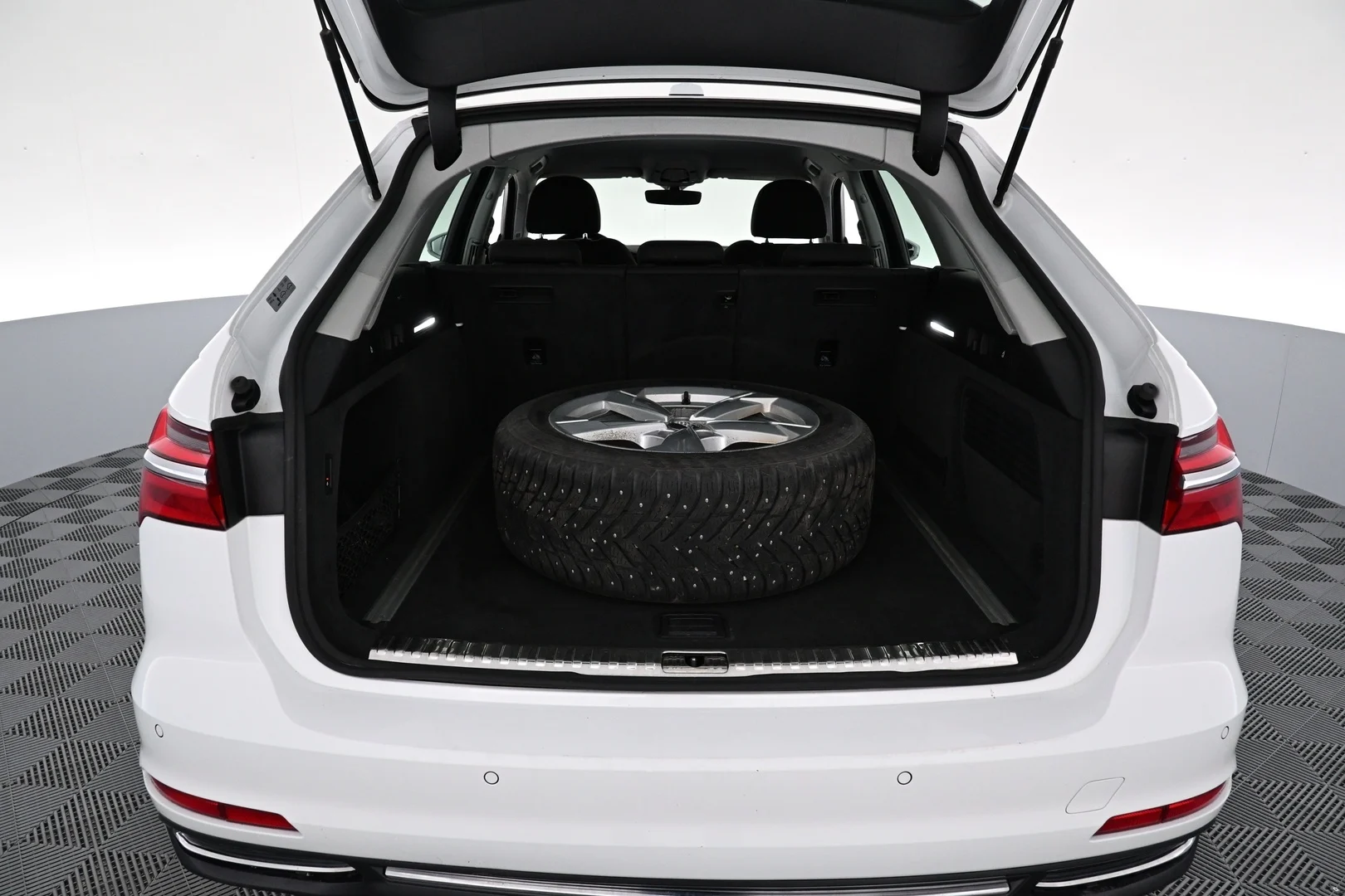 Car Image - 2r57qXFoYyWgg0YBD5Njco