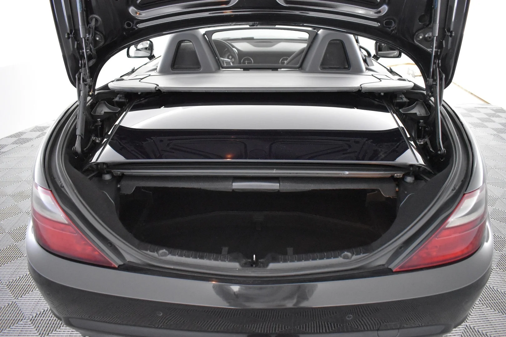 Car Image - Gi9DydiPqVJMocozvwBhu