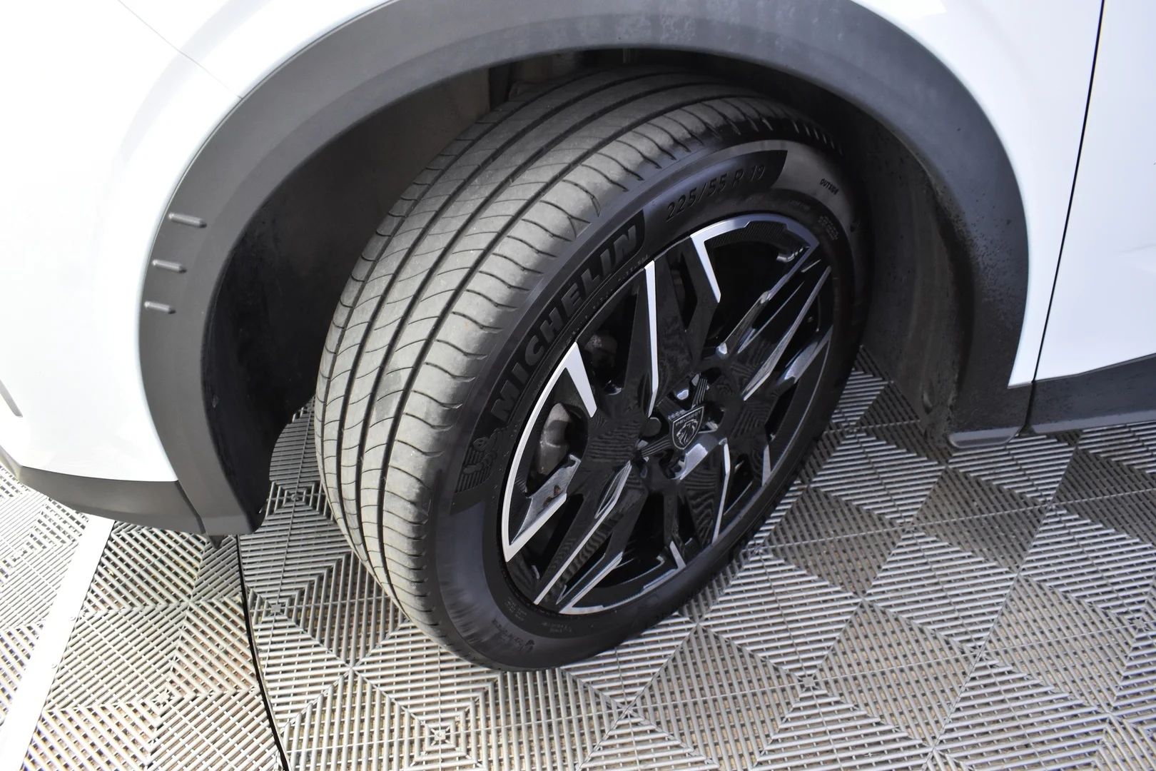 Car Image - 6ze5mrKxiea3vinNcCc7Lr