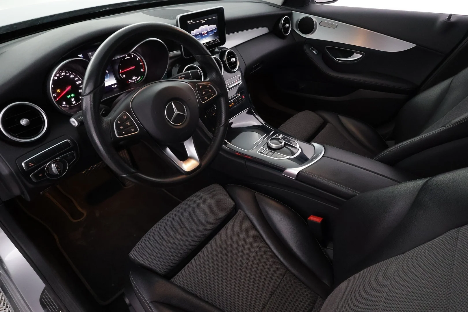 Car Image - UbfEOenmW31MLTRq0jWeV