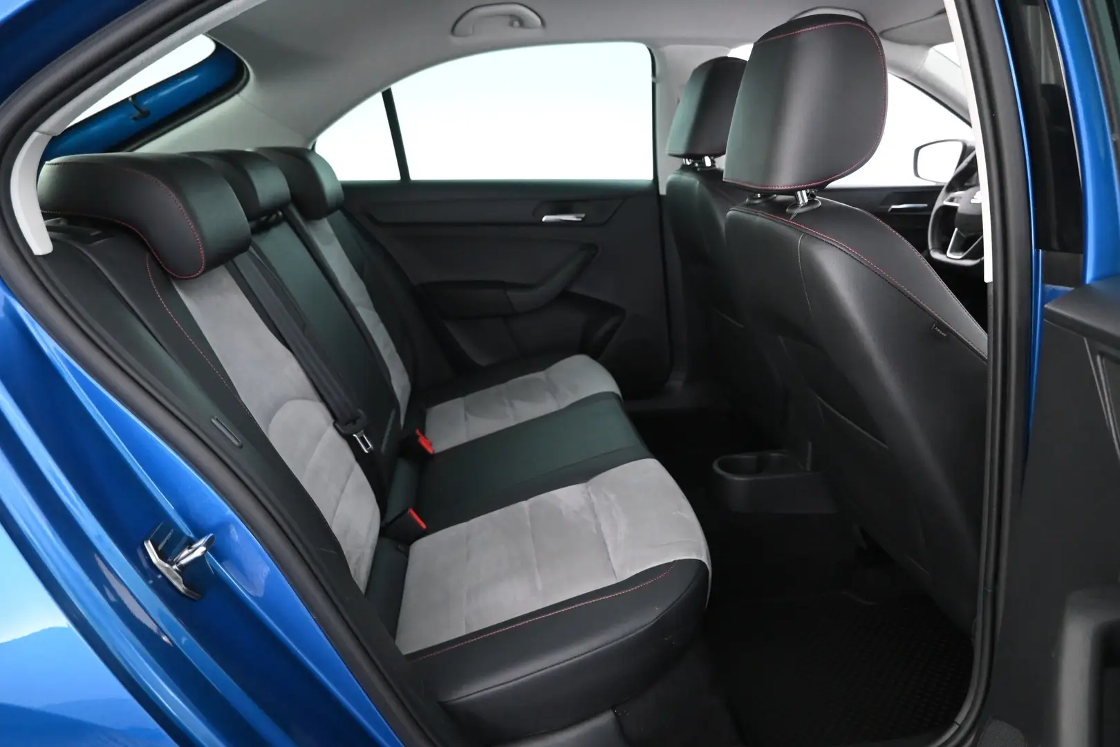 Car Image - 499CA670rAQsgD8pW0UXJf