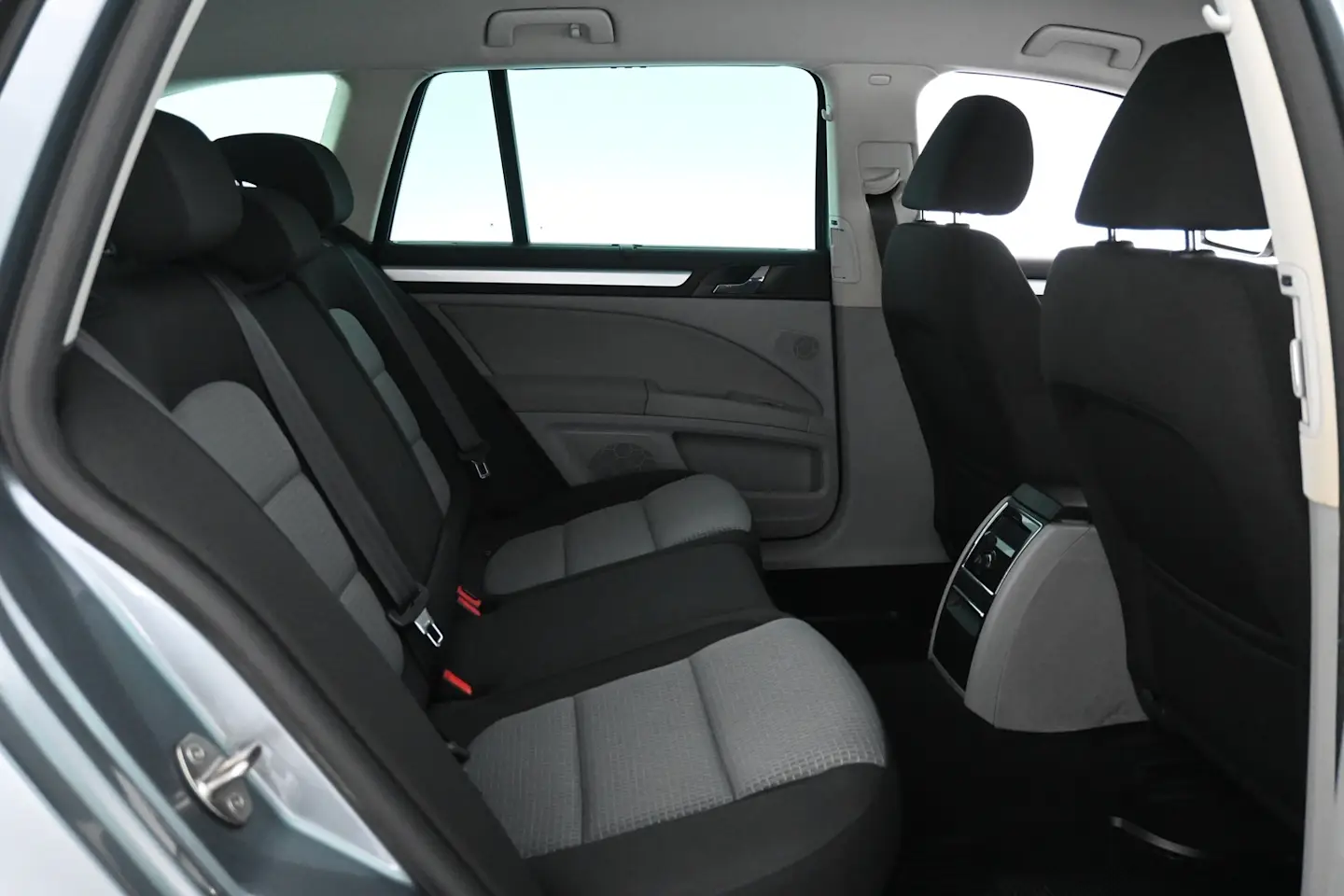 Car Image - 2UIM9TJ80thScPVWVtNHqn