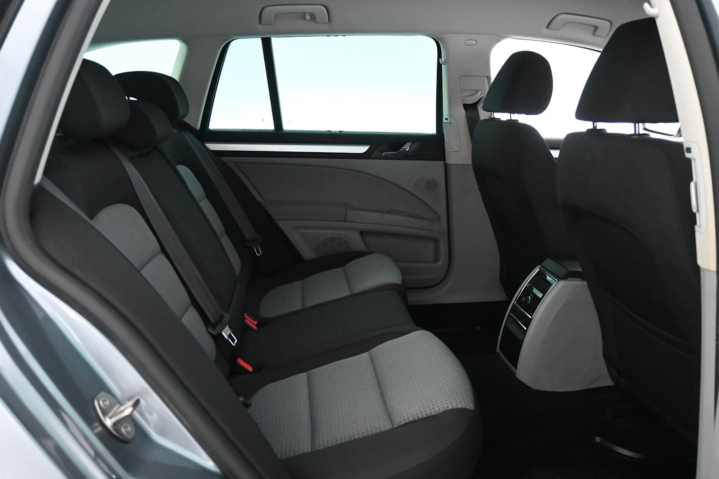 Car Image - 2UIM9TJ80thScPVWVtNHqn