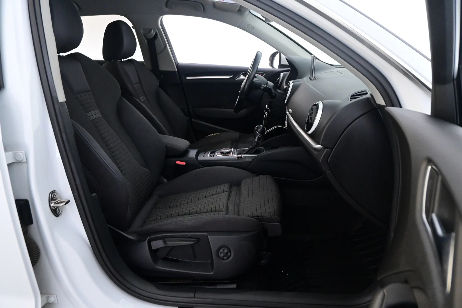 Car Image - fcLf4cOHPBOeLtnsmPOue