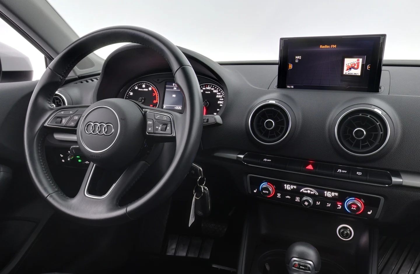 Car Image - 3UxOW2RicncyZbS9XYZtTL