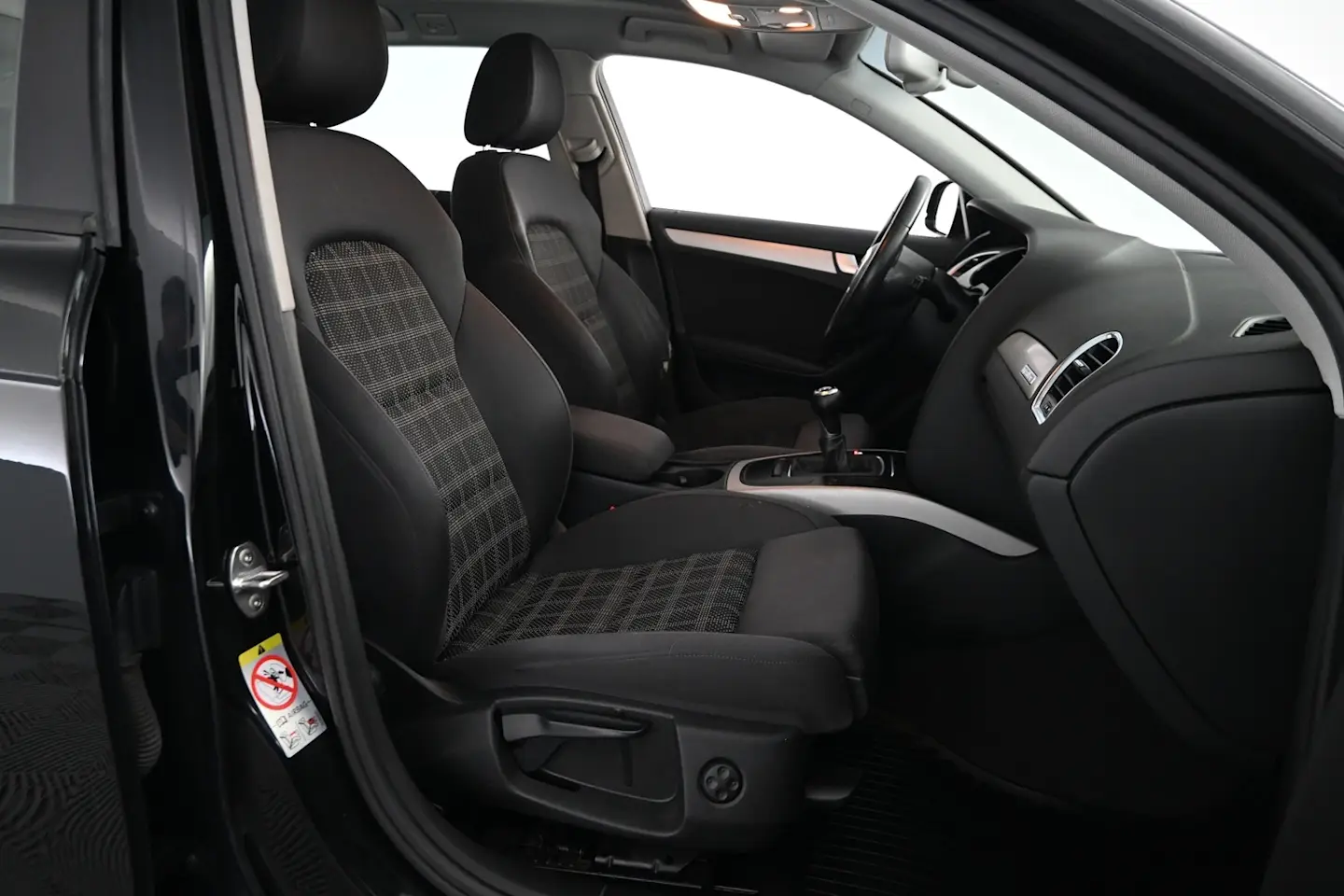 Car Image - 561F9ahaCLZVNw4qhr1Krc