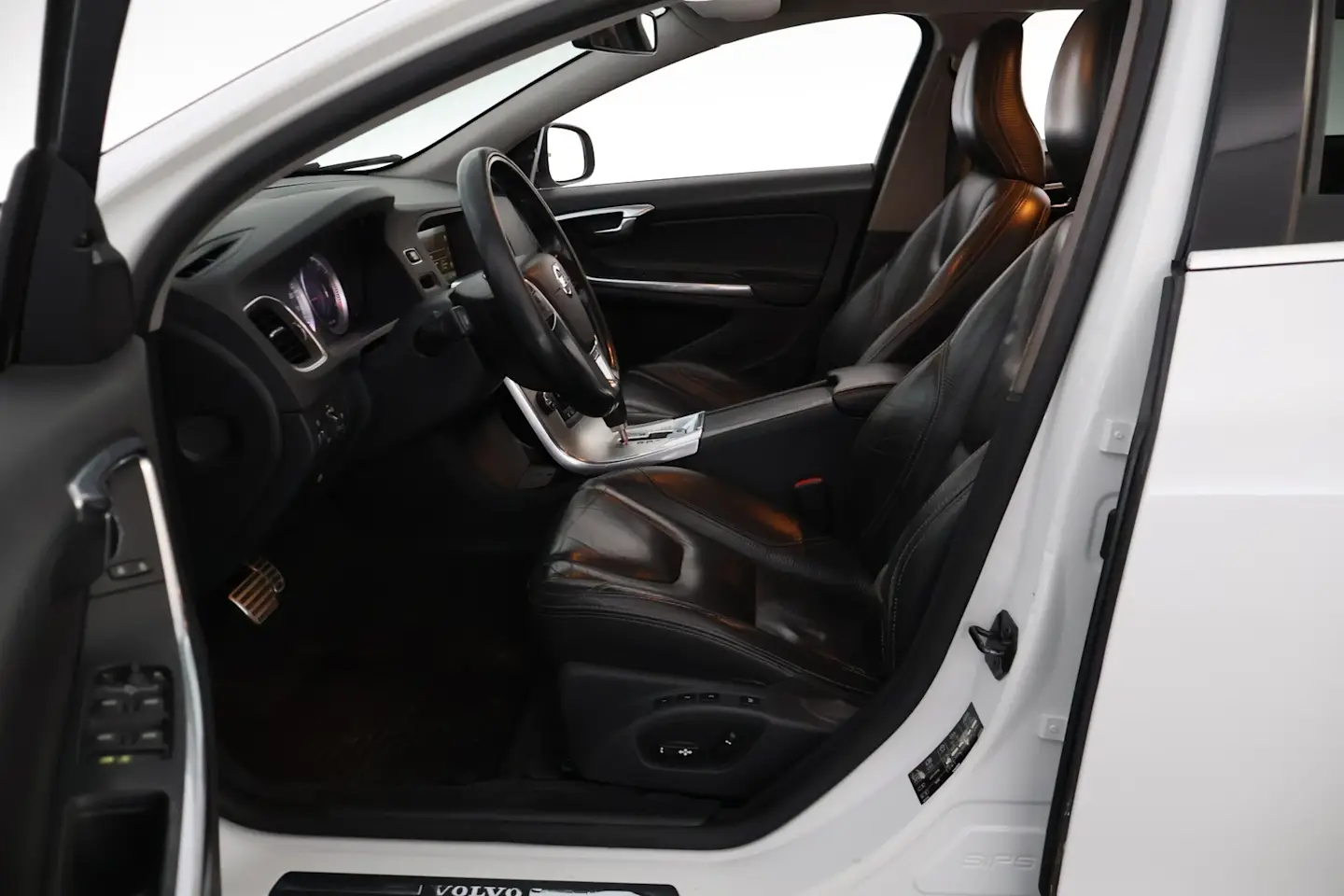Car Image - 75djZFcxJMzBWvWSkKeMEL