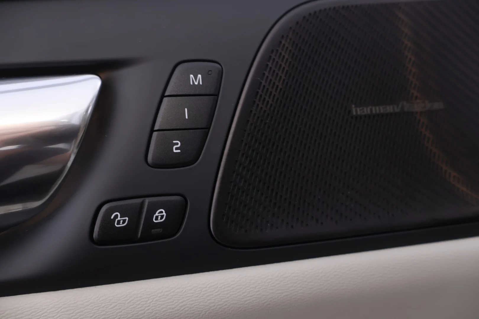 Car Image - 4eq9DvuzFt5uG0Tt1i15BB