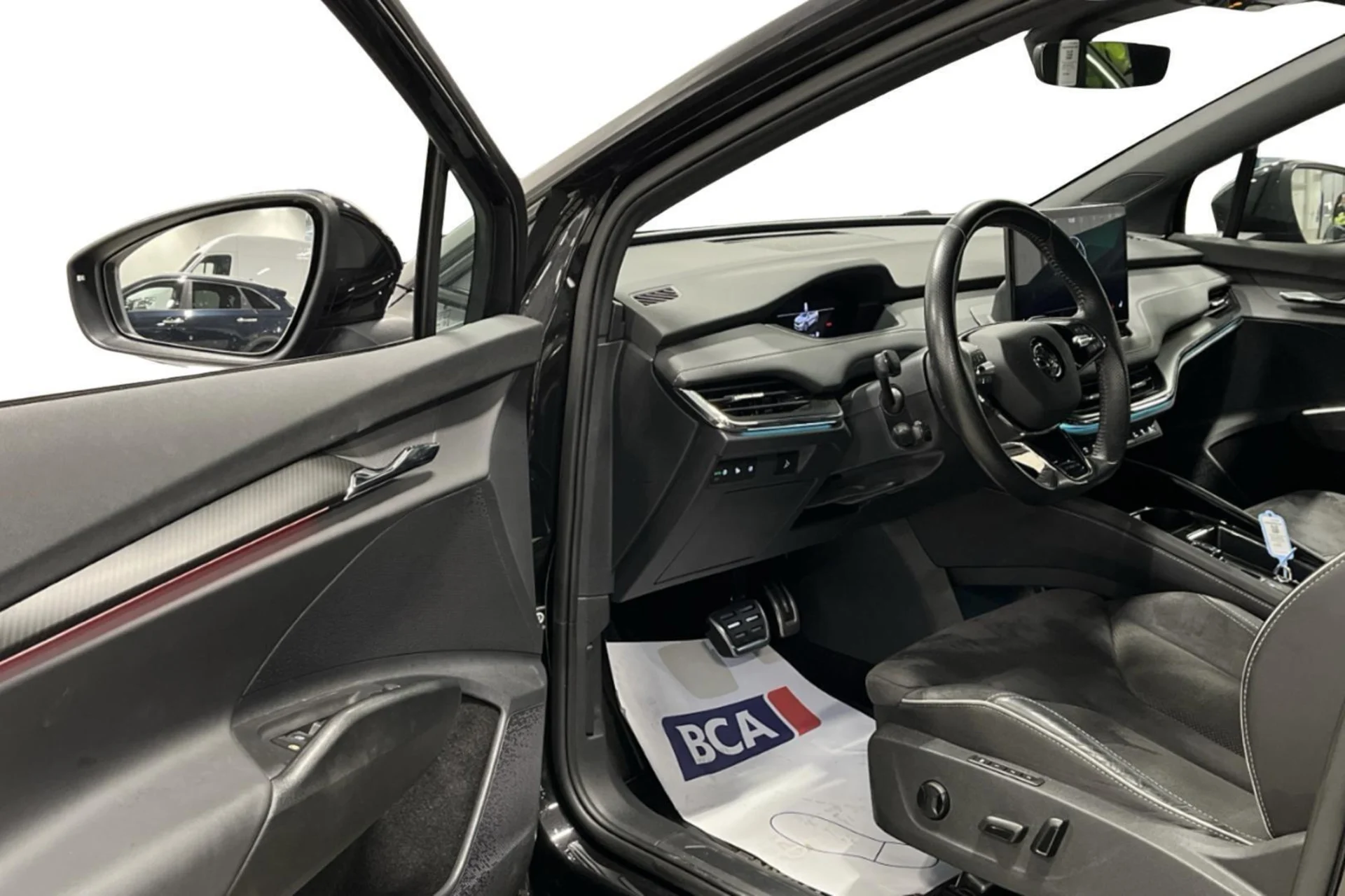 Car Image - RhSDozG6KC7AQYLxZsHZt