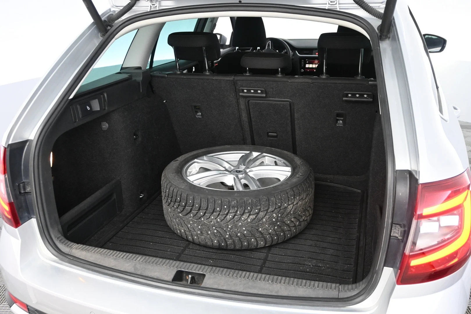 Car Image - 2EAXY62BmJhih89aCnbWM8
