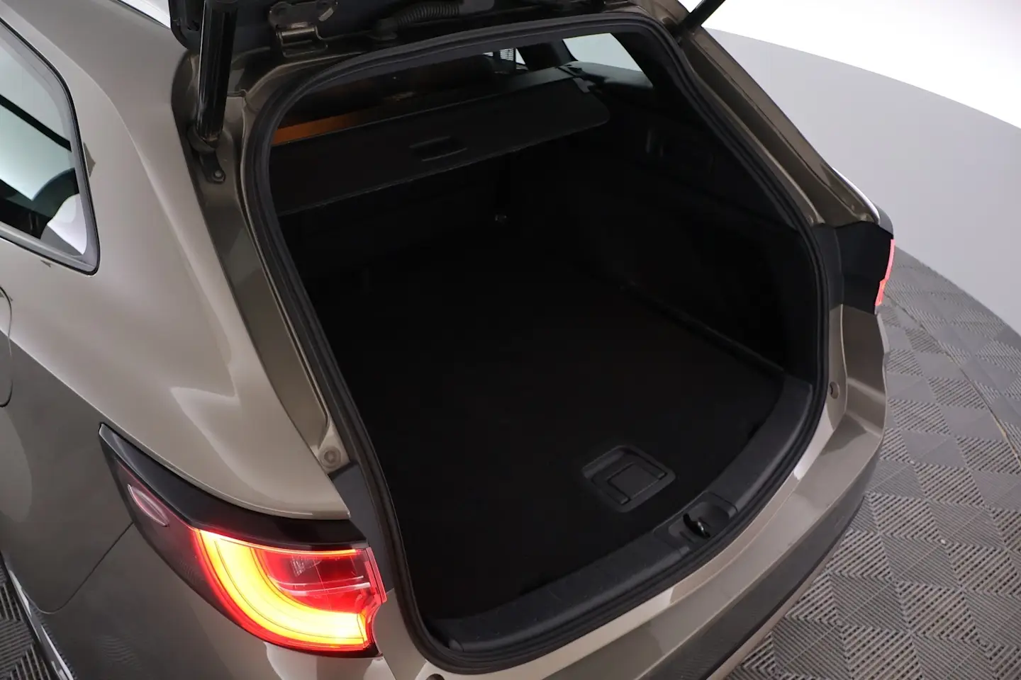 Car Image - kVMjJlJZITkHAUBGM6Hdf