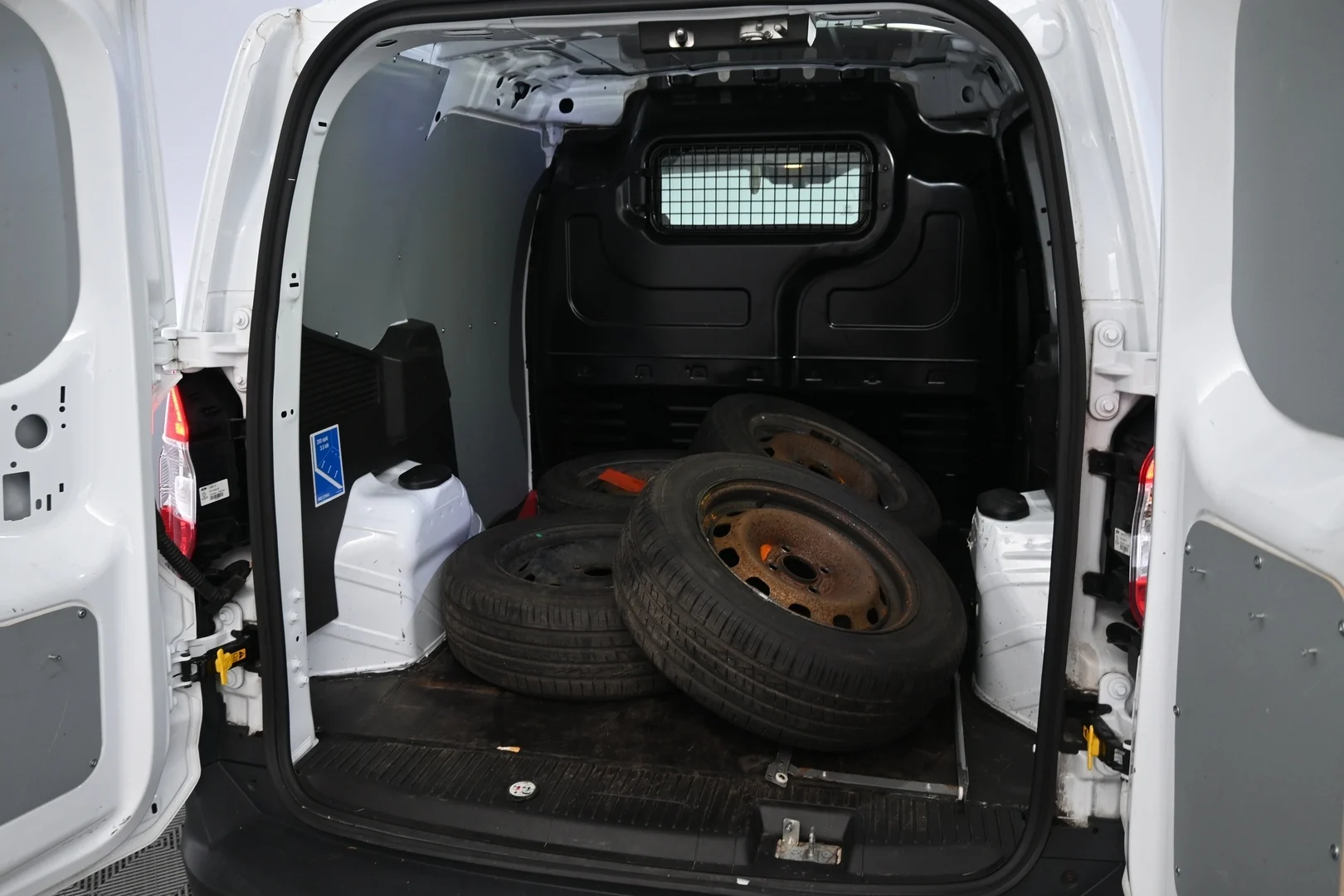 Car Image - 2ERbKniNz9Z9PMEGbarMbt