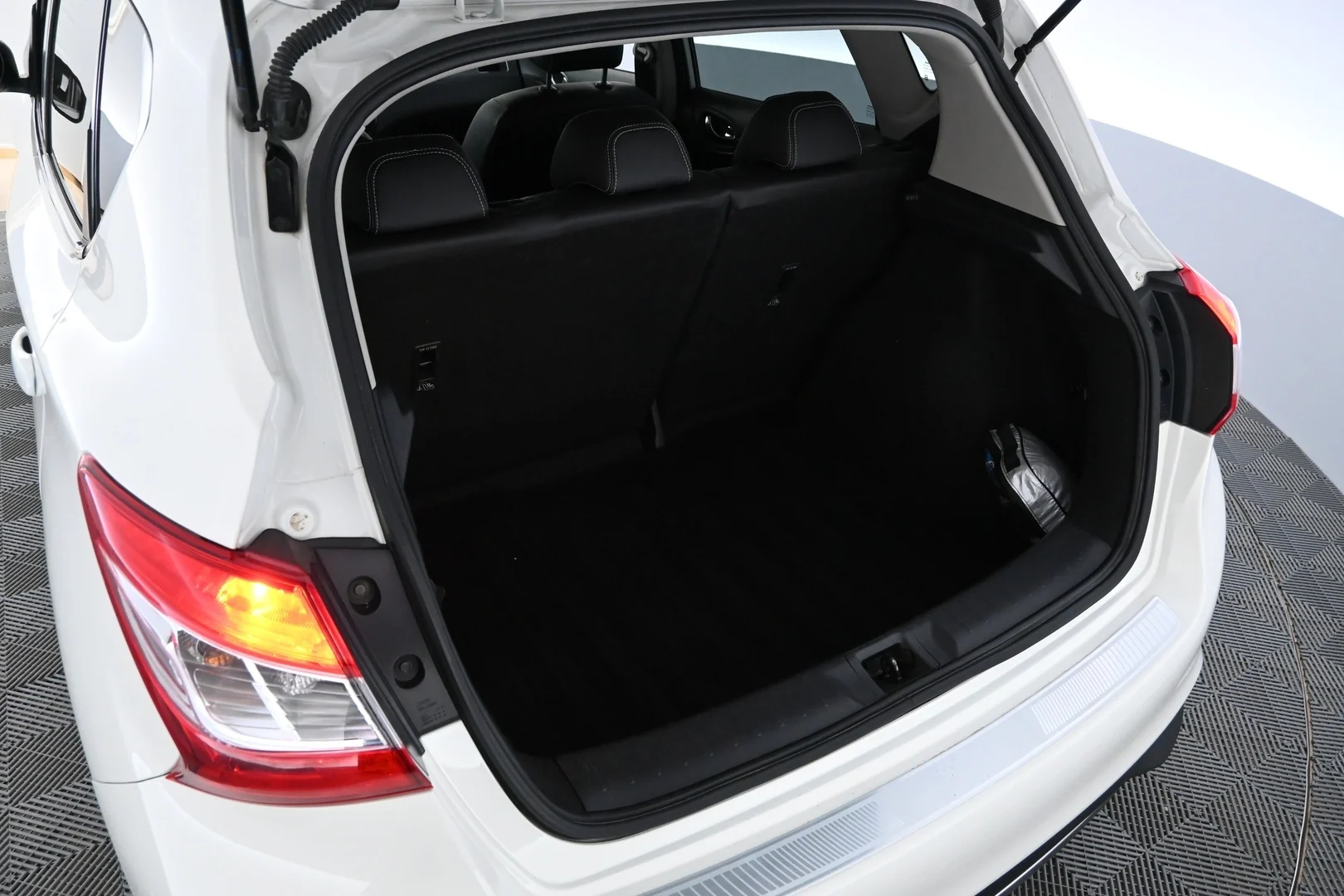 Car Image - 5aHhflUerrlcBw0tarjQ9n