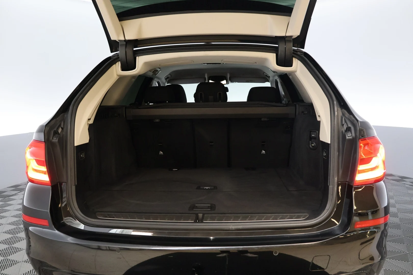 Car Image - 4gkiOL7HSZGBhY18i7W1up