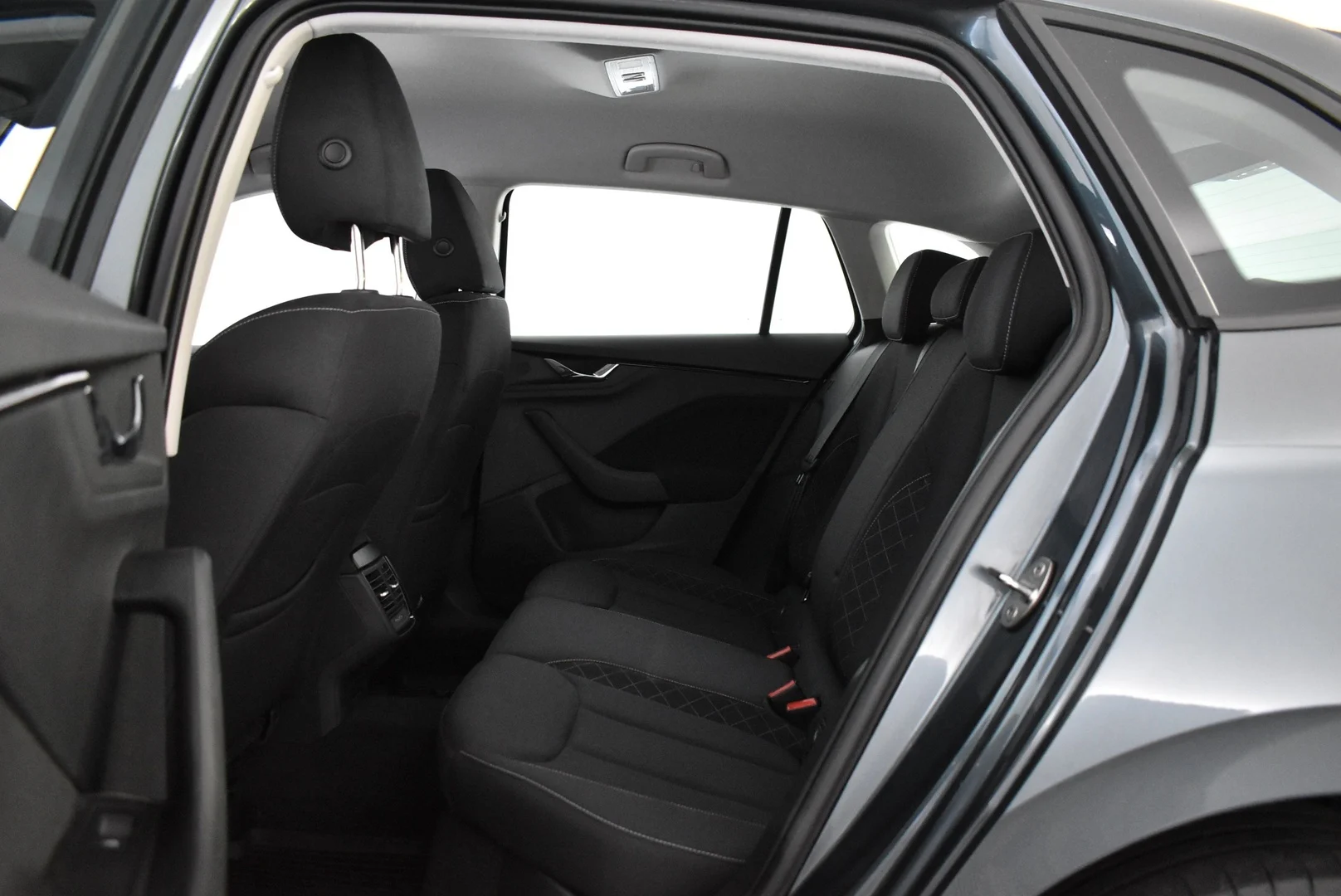 Car Image - 7F98D2P3zRVgQgZ7NsXRaM