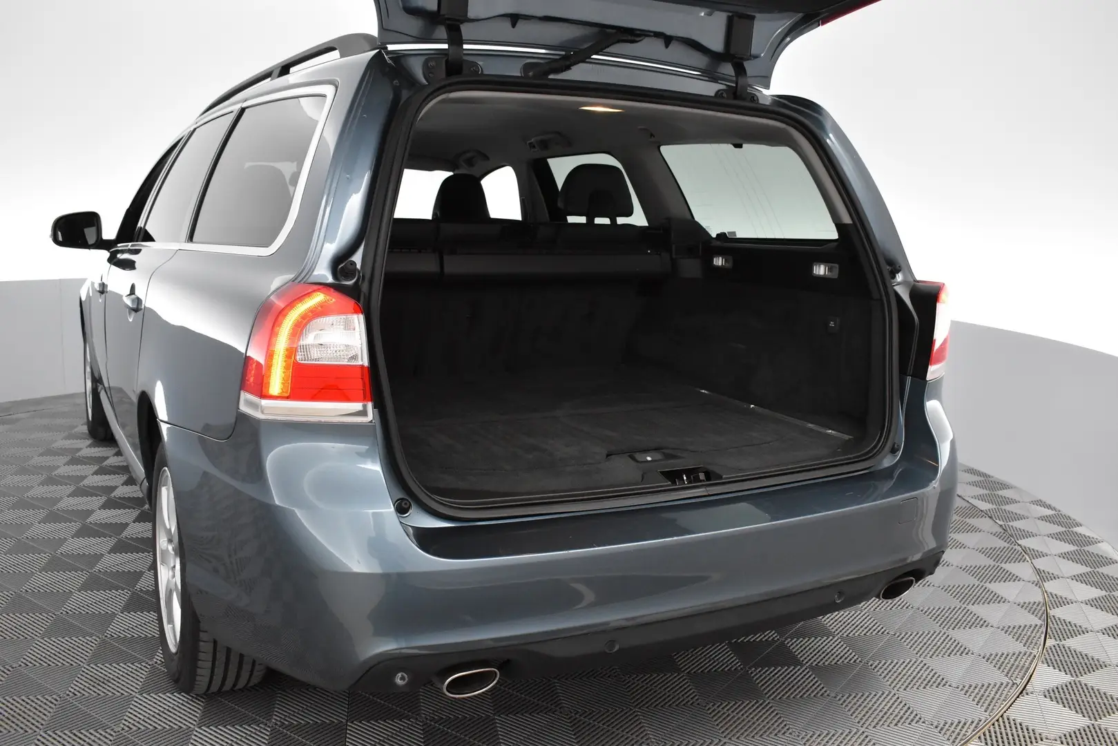 Car Image - 6swUg5RVtYa17G10GFml9b