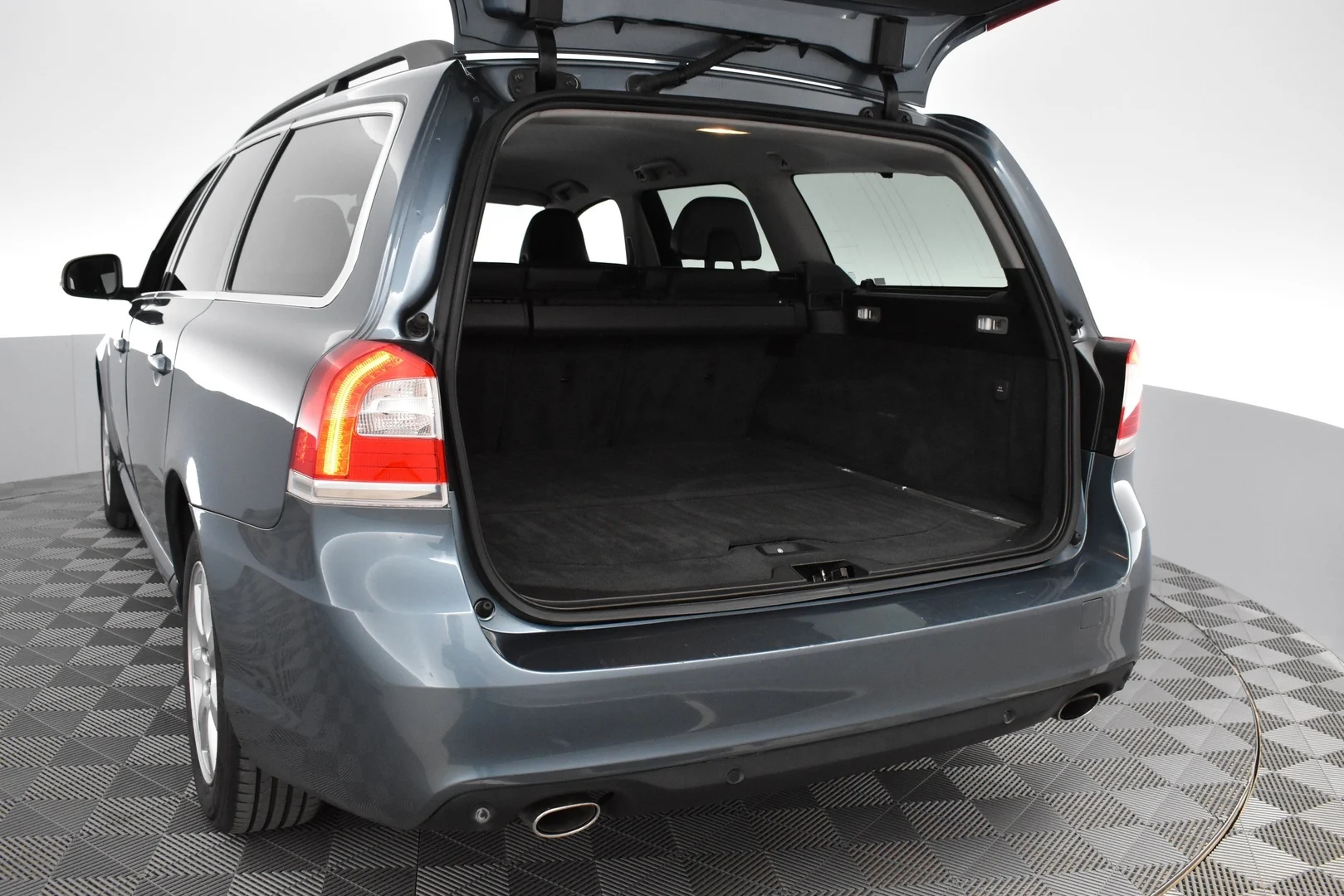 Car Image - 6swUg5RVtYa17G10GFml9b