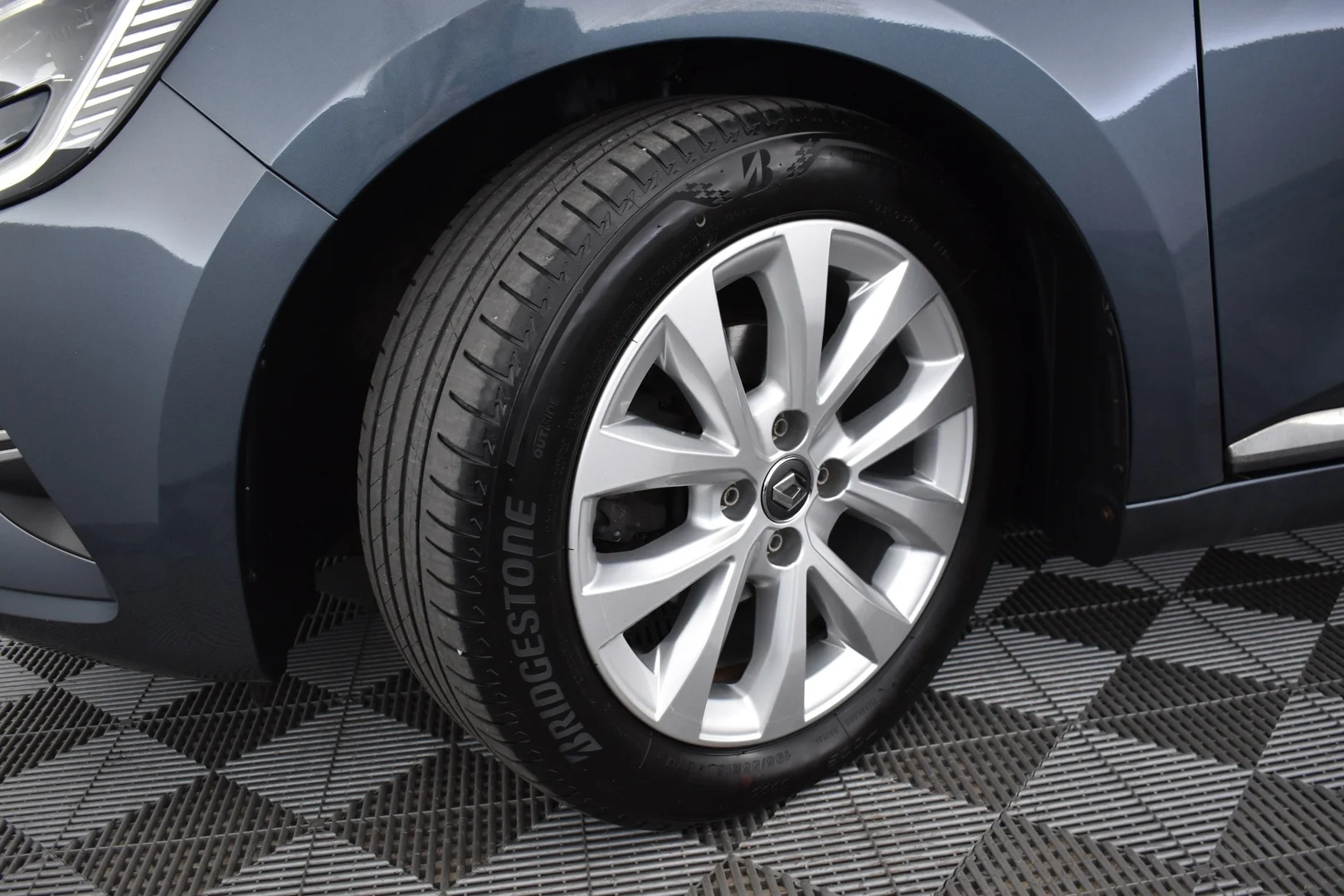 Car Image - 1JdpKv0SI4LkAgDE29RBCb
