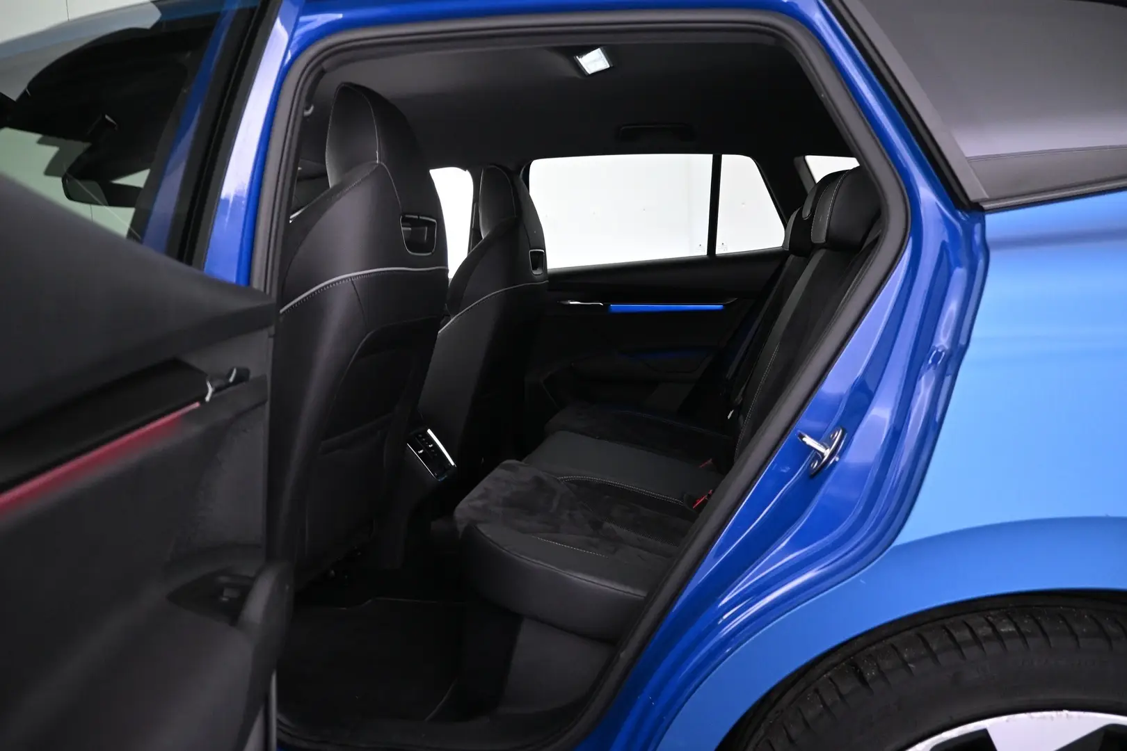 Car Image - 60cB9zzfq0iPbJJnD5TeIa
