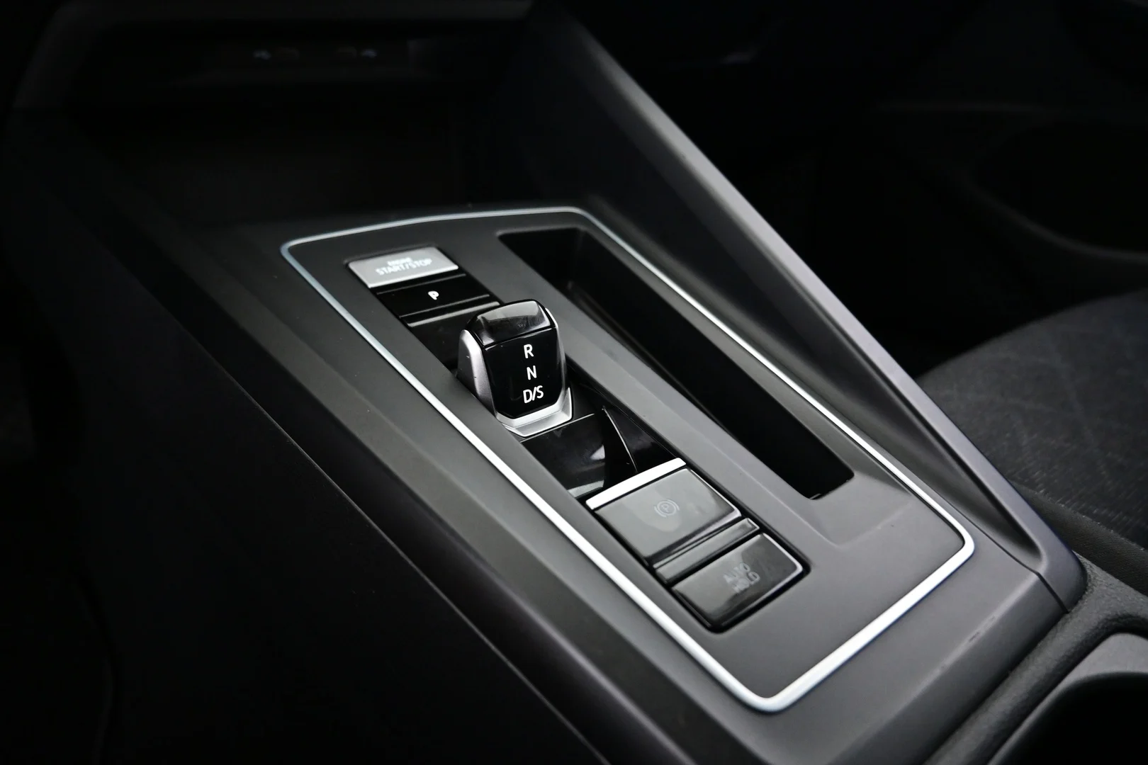 Car Image - ekkYfUiBvJ7kEFcOSOAgn