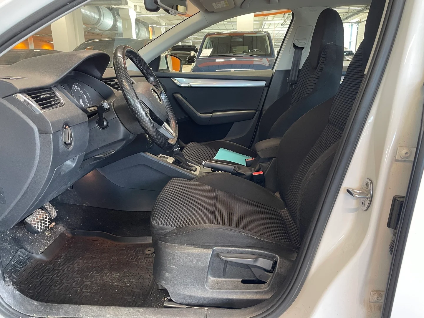 Car Image - 1GebavLqo5kndAcIWuF0C8