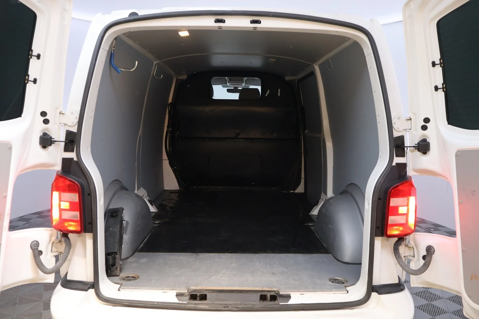 Car Image - QcSGfKC1bITArnyWr2cK9